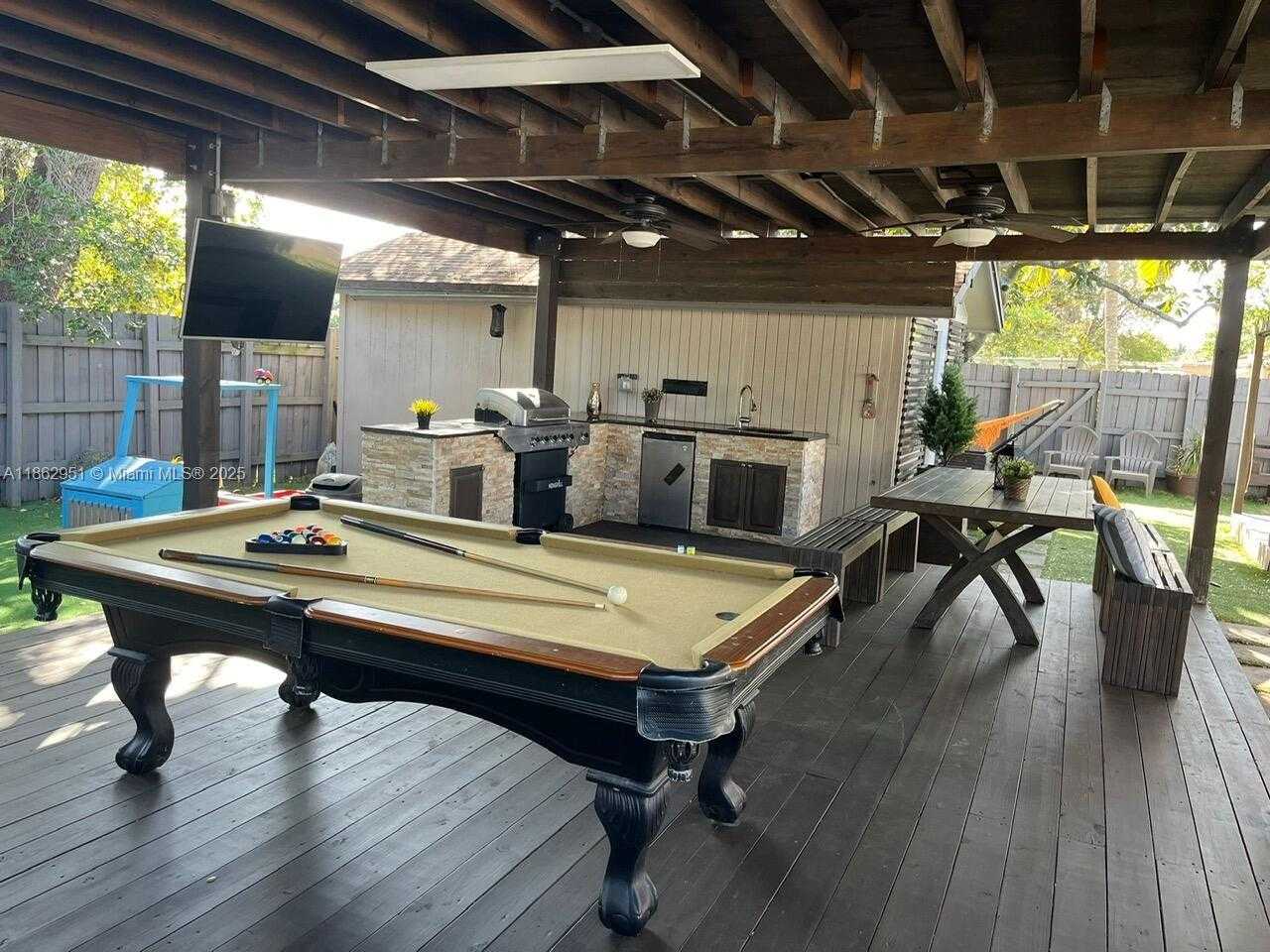 Small Image of 1600 NORTH EAST 175TH ST, North Miami Beach Number 3