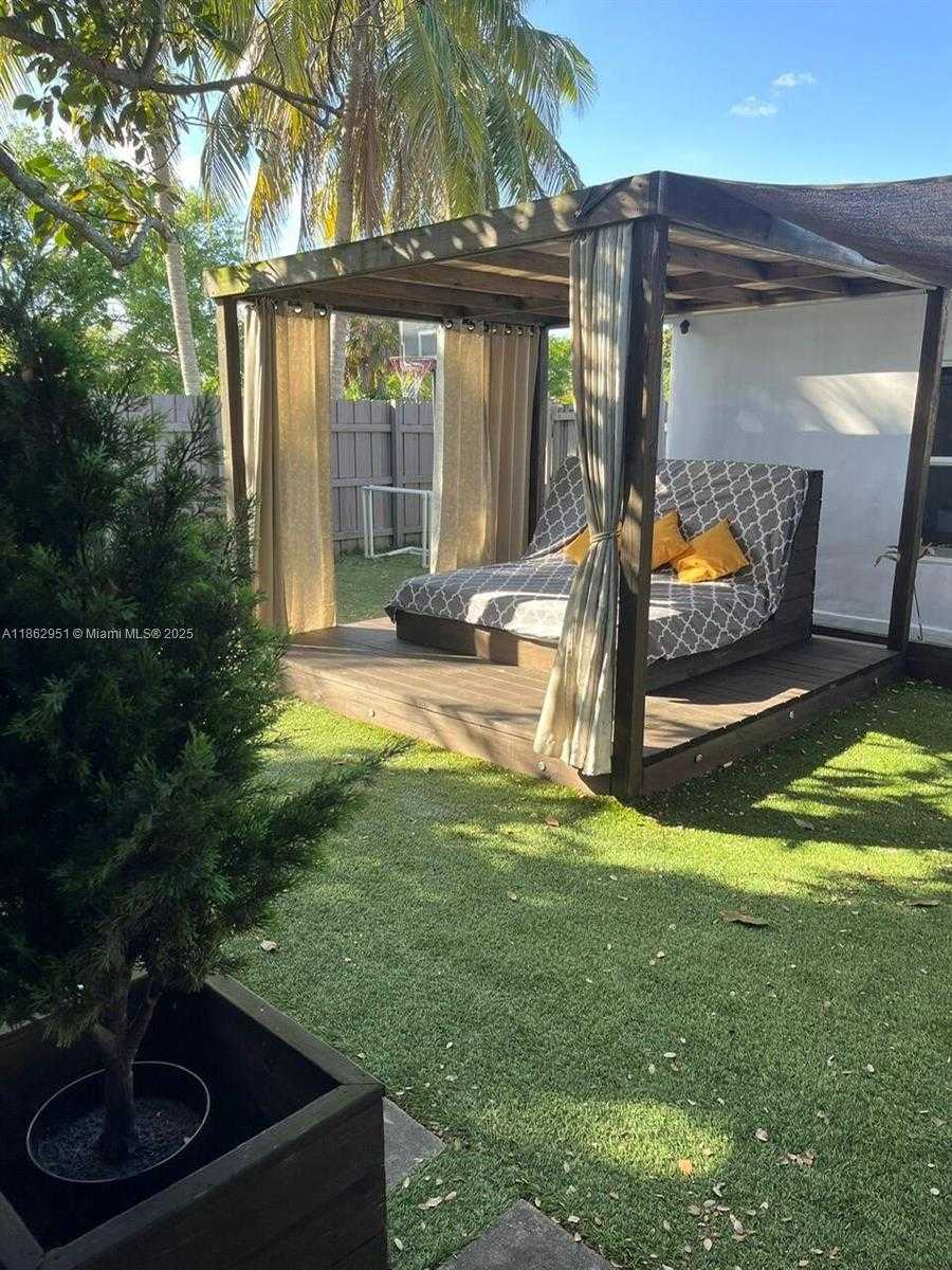 Small Image of 1600 NORTH EAST 175TH ST, North Miami Beach Number 4