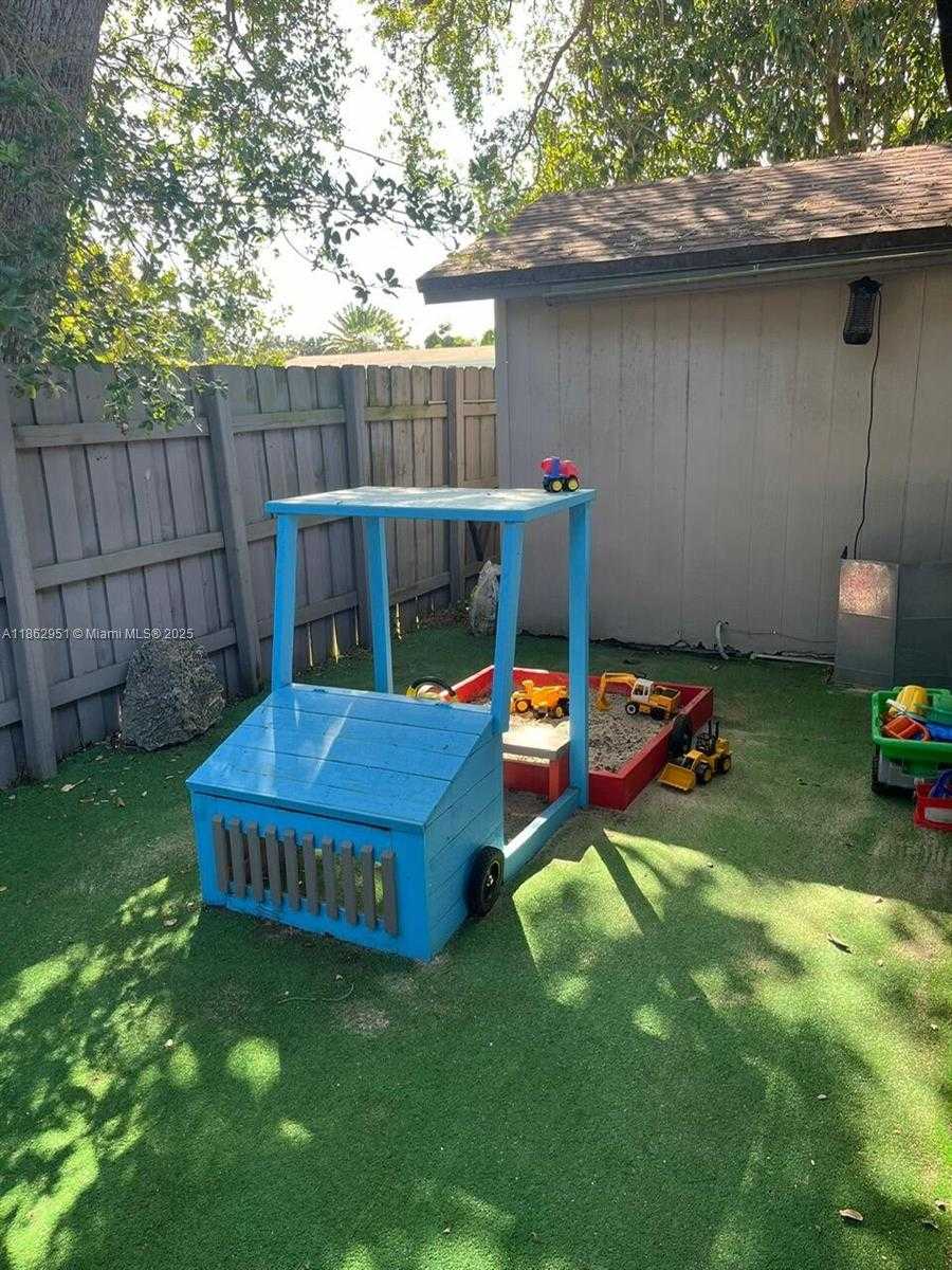 Small Image of 1600 NORTH EAST 175TH ST, North Miami Beach Number 9