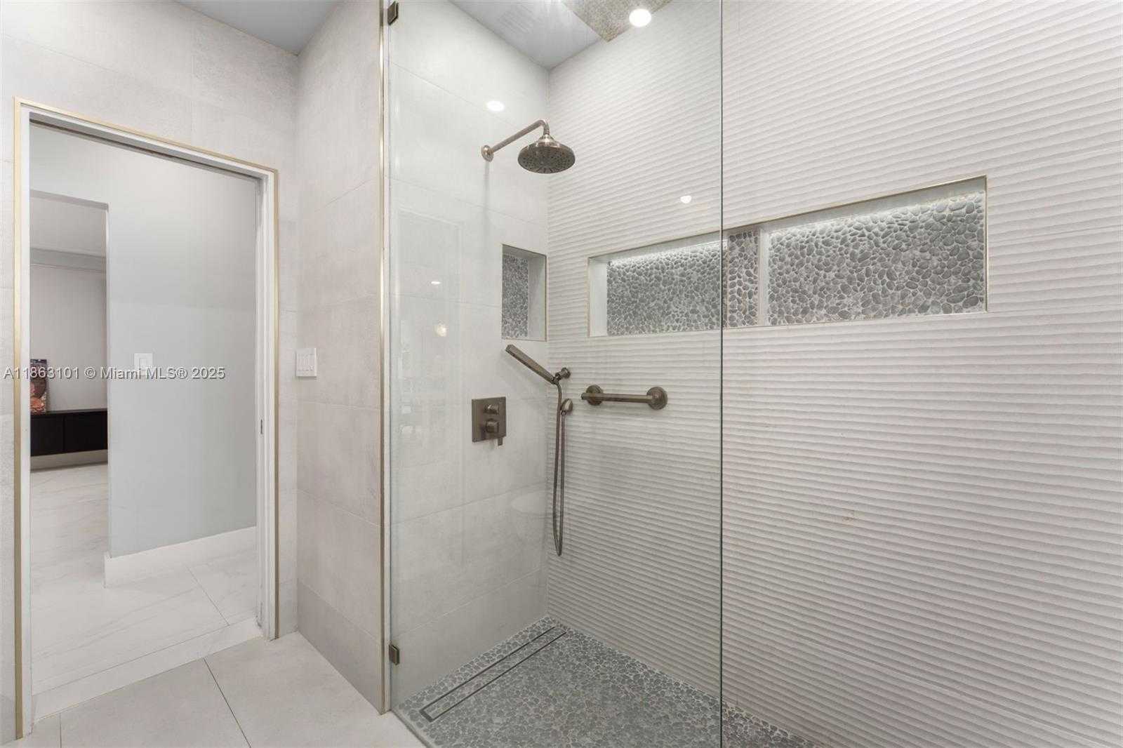 Small Image of 1410 CLEVELAND RD, Miami Beach Number 14