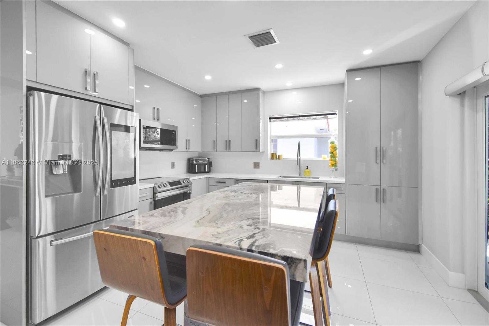 Small Image of 14441 SOUTH BISCAYNE RIVER RD, Miami Number 5