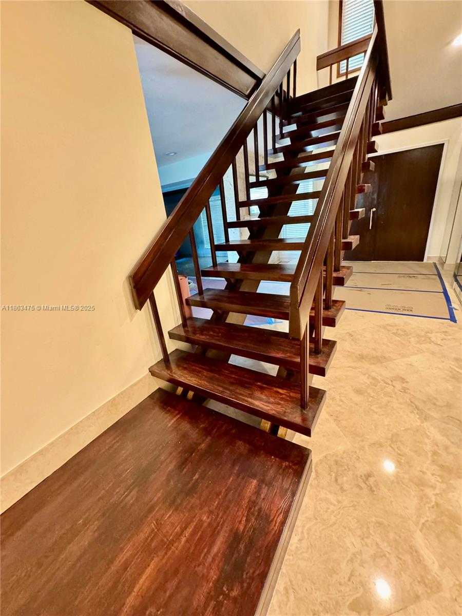 Small Image of 2015 NORTH EAST 120TH RD, North Miami Number 21