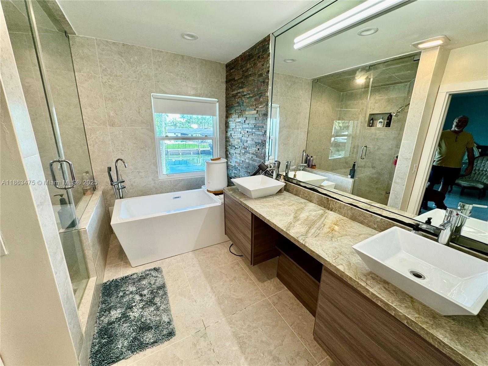 Small Image of 2015 NORTH EAST 120TH RD, North Miami Number 24