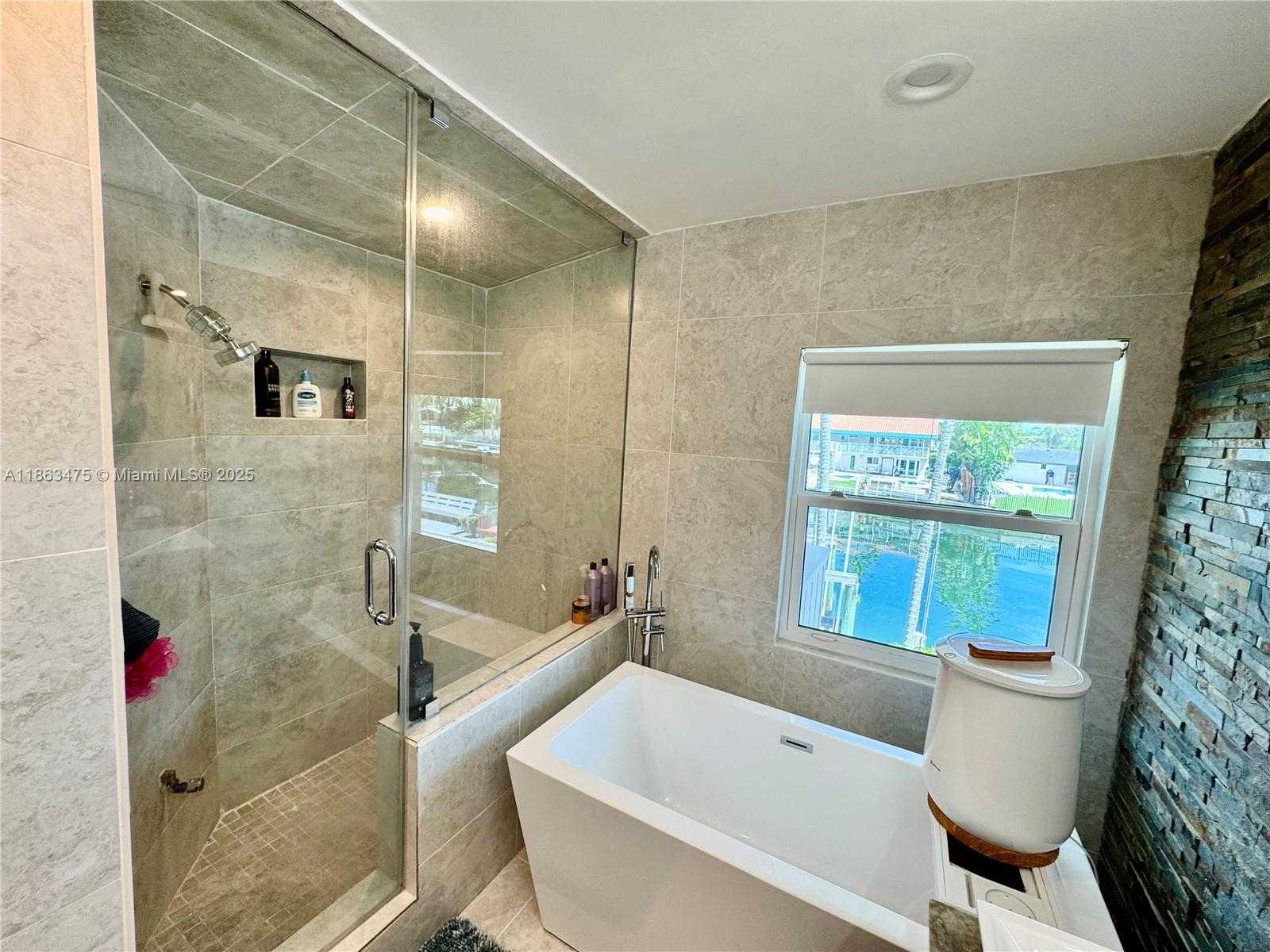 Small Image of 2015 NORTH EAST 120TH RD, North Miami Number 26