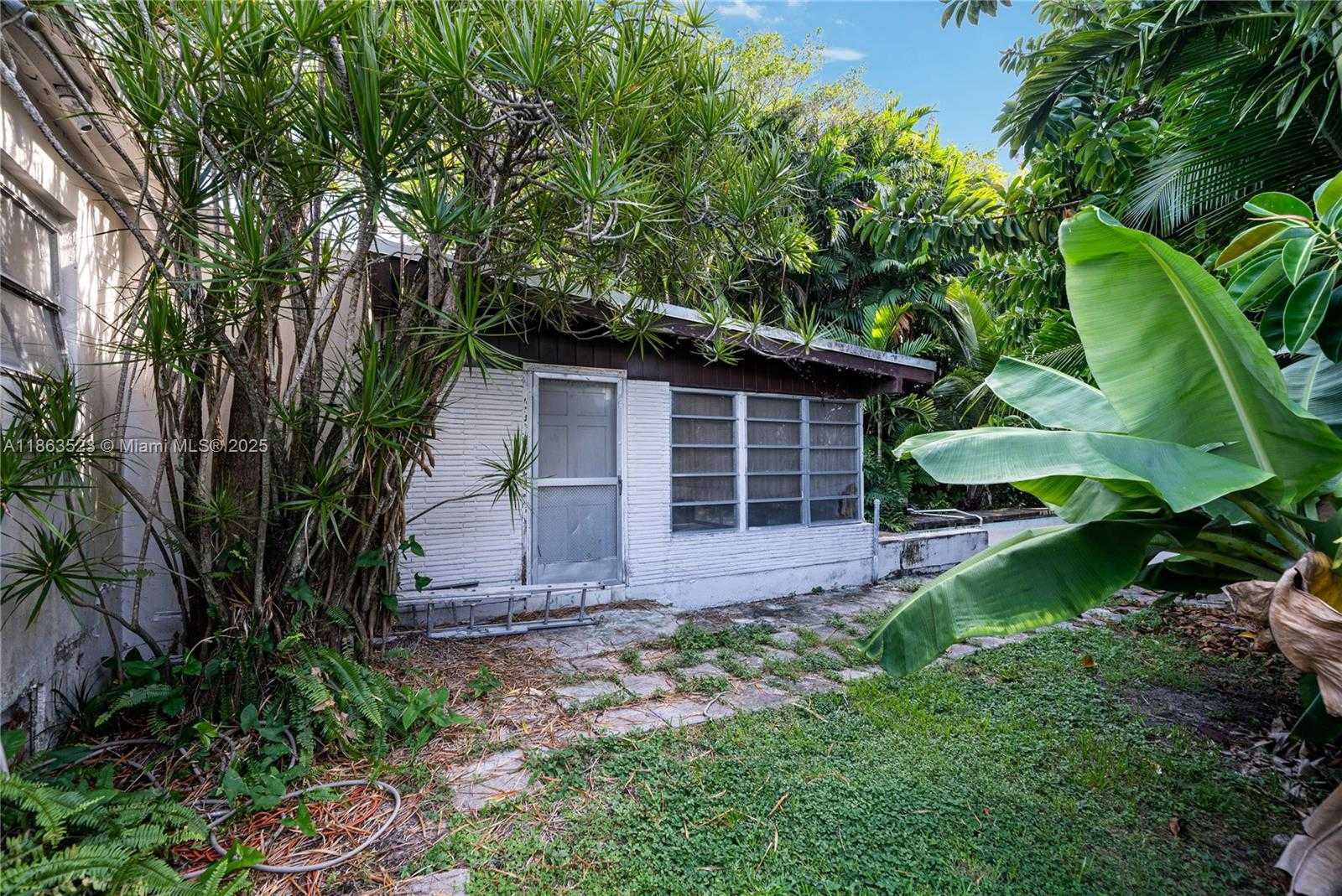 Small Image of 12800 GRIFFING BLVD, North Miami Number 11