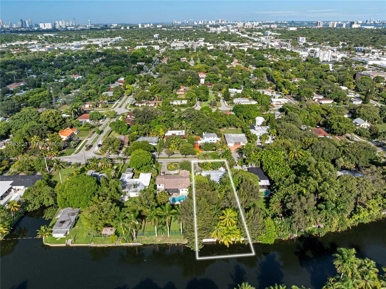 Small Image of 12800 GRIFFING BLVD, North Miami Number 4