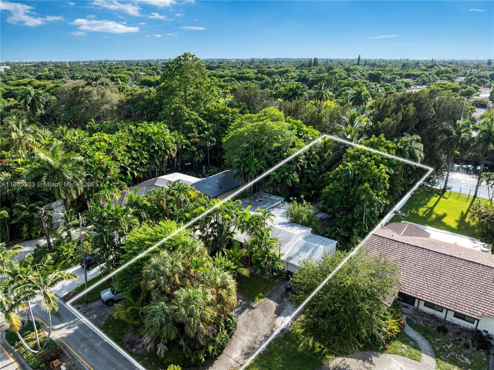 Small Image of 12800 GRIFFING BLVD, North Miami Number 5