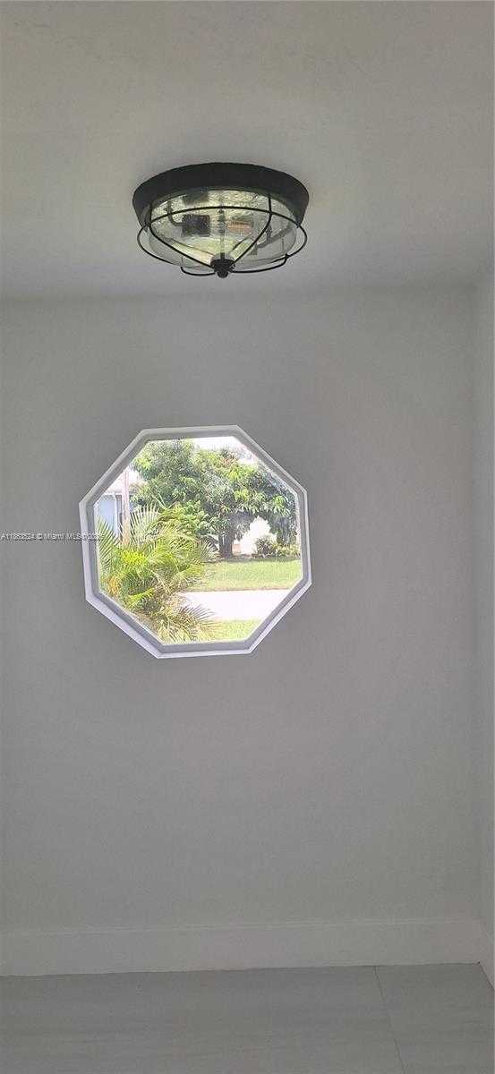Small Image of 8436 SOUTHAMPTON DR, Miramar Number 2