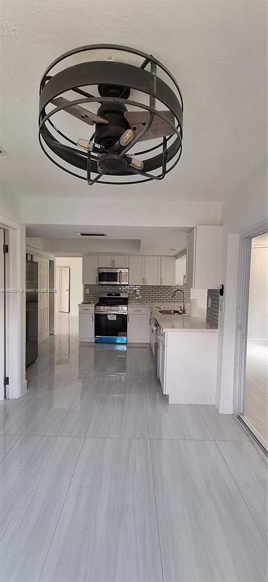 Small Image of 8436 SOUTHAMPTON DR, Miramar Number 24
