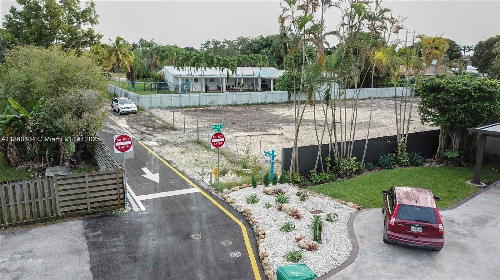 Small Image of 13050 SOUTH WEST 103 AVE, Miami Number 26