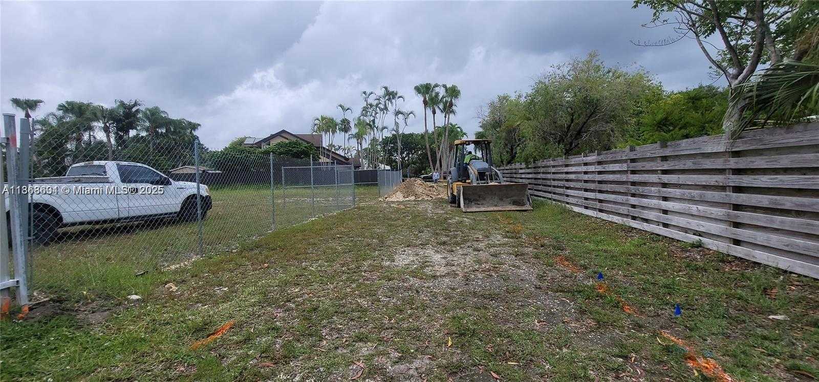 Small Image of 13050 SOUTH WEST 103 AVE, Miami Number 29