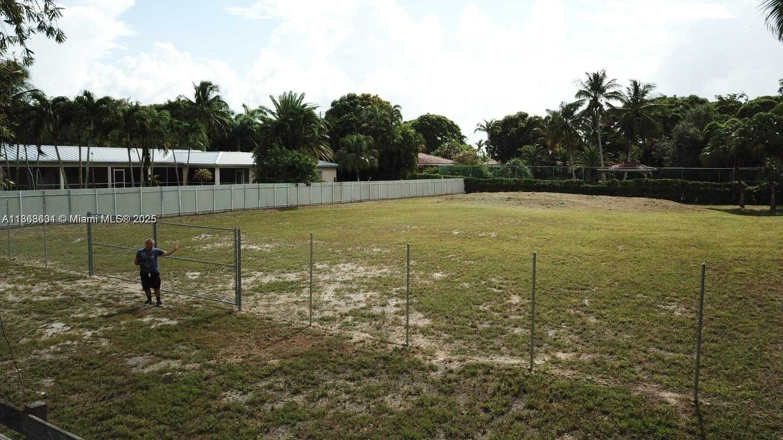 Small Image of 13050 SOUTH WEST 103 AVE, Miami Number 31