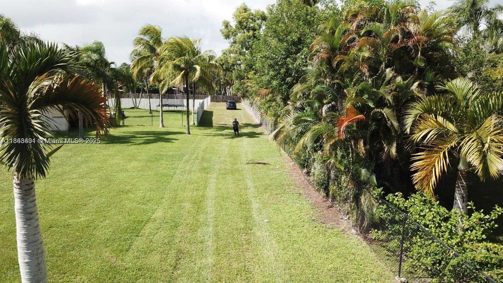 Small Image of 13050 SOUTH WEST 103 AVE, Miami Number 32
