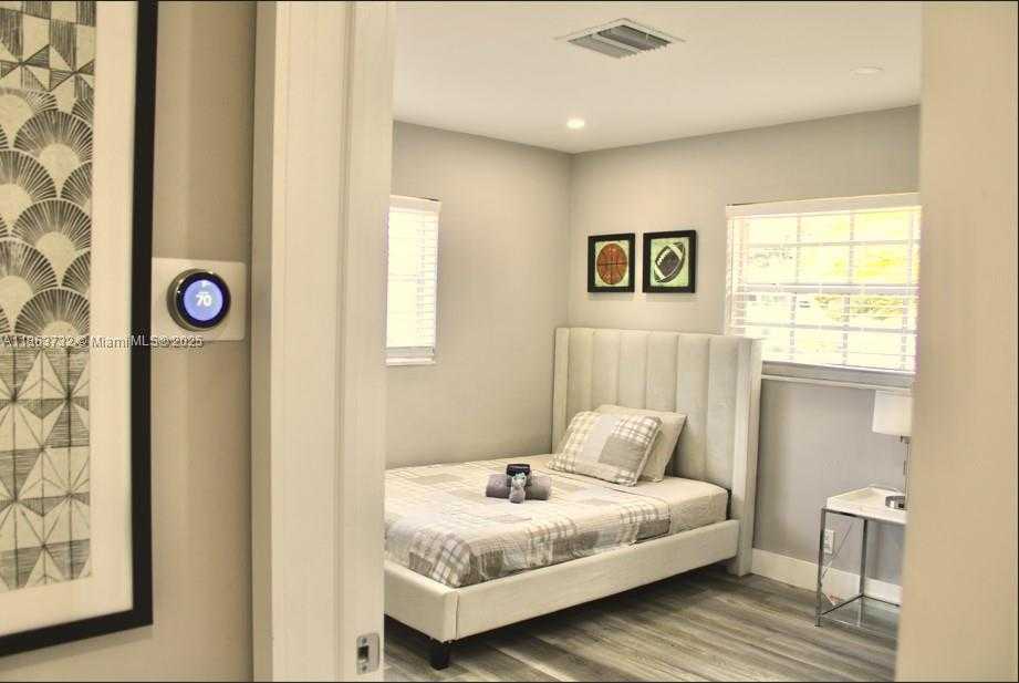 Small Image of 1301 NORTH EAST 42ND ST, Oakland Park Number 17