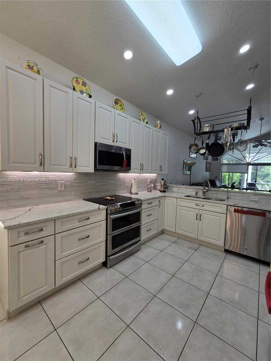 Small Image of 15661 SOUTH WEST 16TH CT, Pembroke Pines Number 10