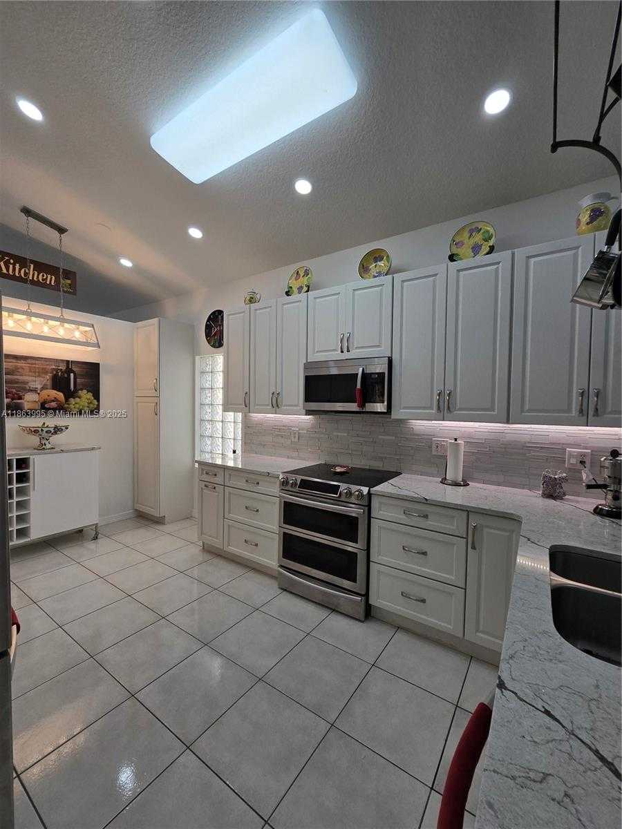 Small Image of 15661 SOUTH WEST 16TH CT, Pembroke Pines Number 9
