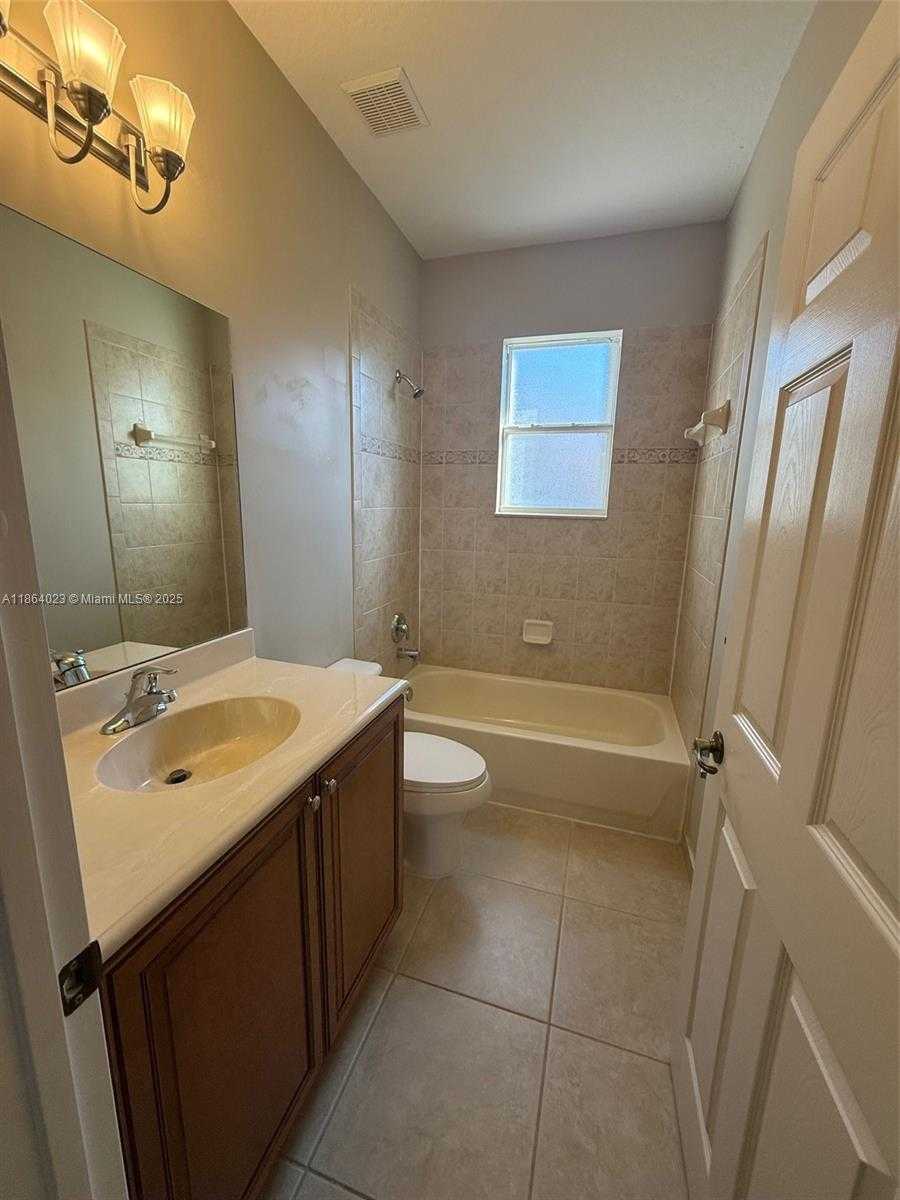 Small Image of 1061 GROVE PARK CIR, Boynton Beach Number 3