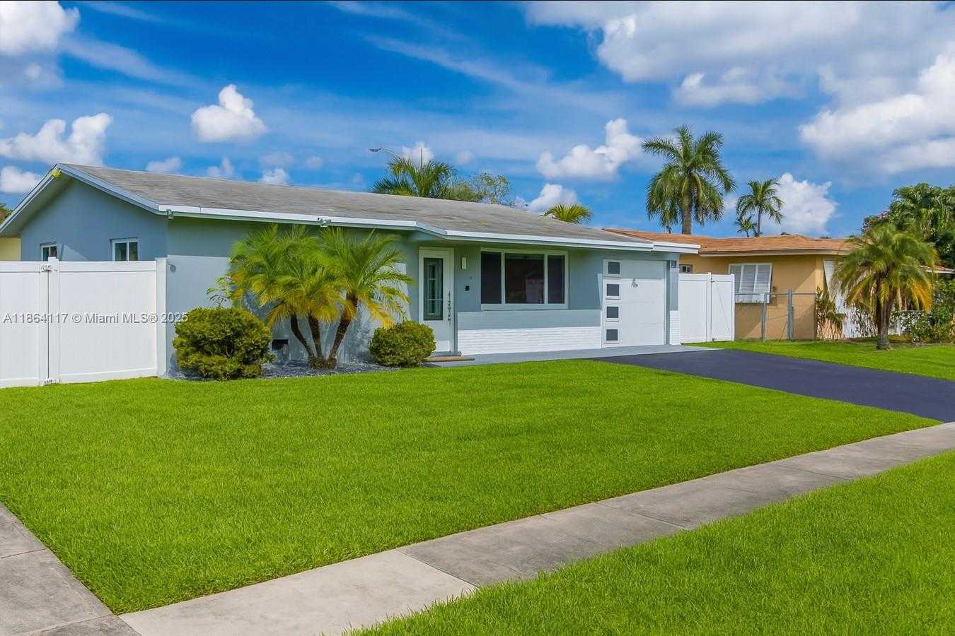 Small Image of 5209 SOUTH WEST 95TH AVE, Cooper City Number 2