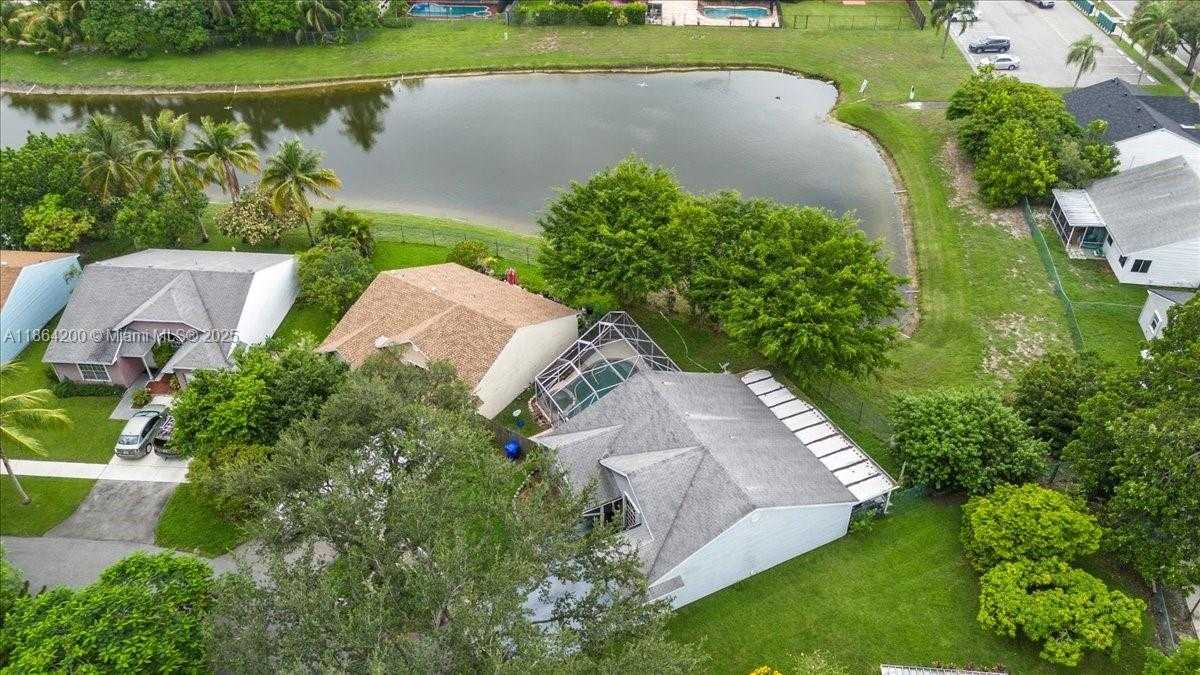 Small Image of 1600 SOUTH WEST 87TH AVE, Pembroke Pines Number 28