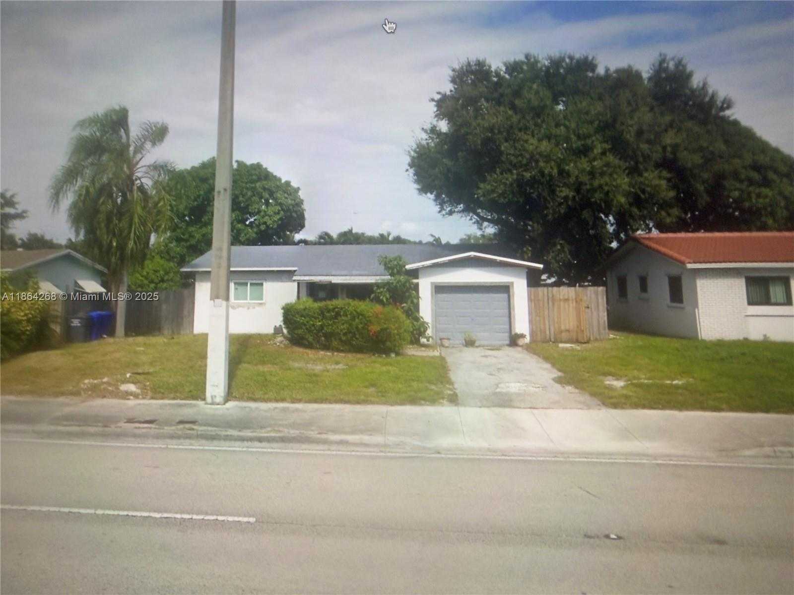 Small Image of 6727 SHERIDAN ST, Hollywood Number 3