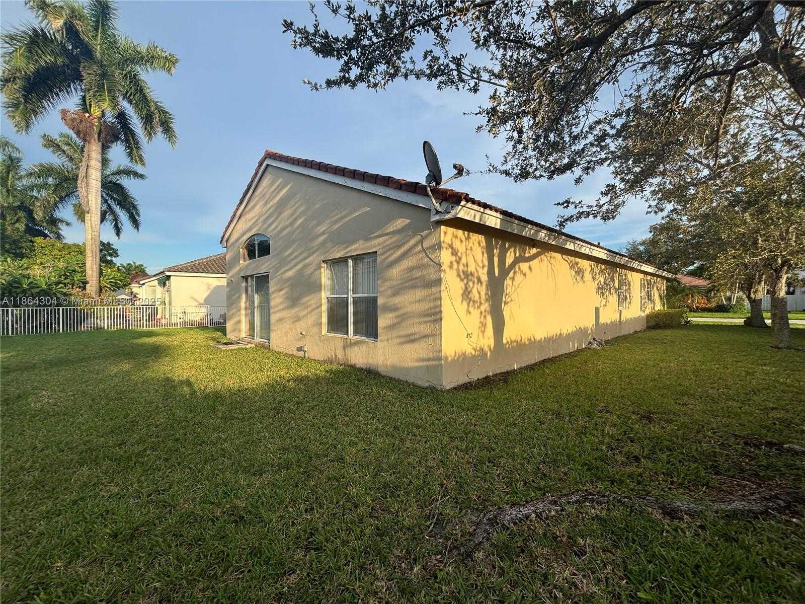 Small Image of 18581 NORTH WEST 23RD ST, Pembroke Pines Number 29