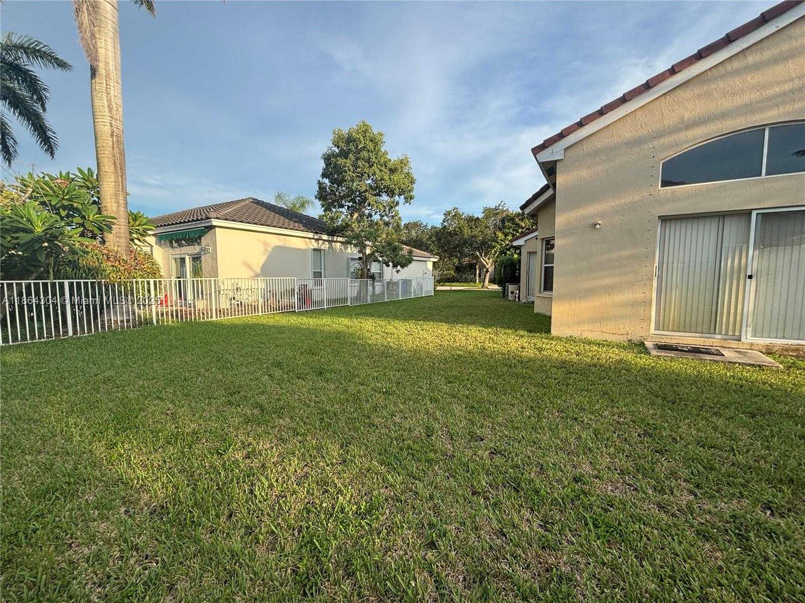 Small Image of 18581 NORTH WEST 23RD ST, Pembroke Pines Number 30
