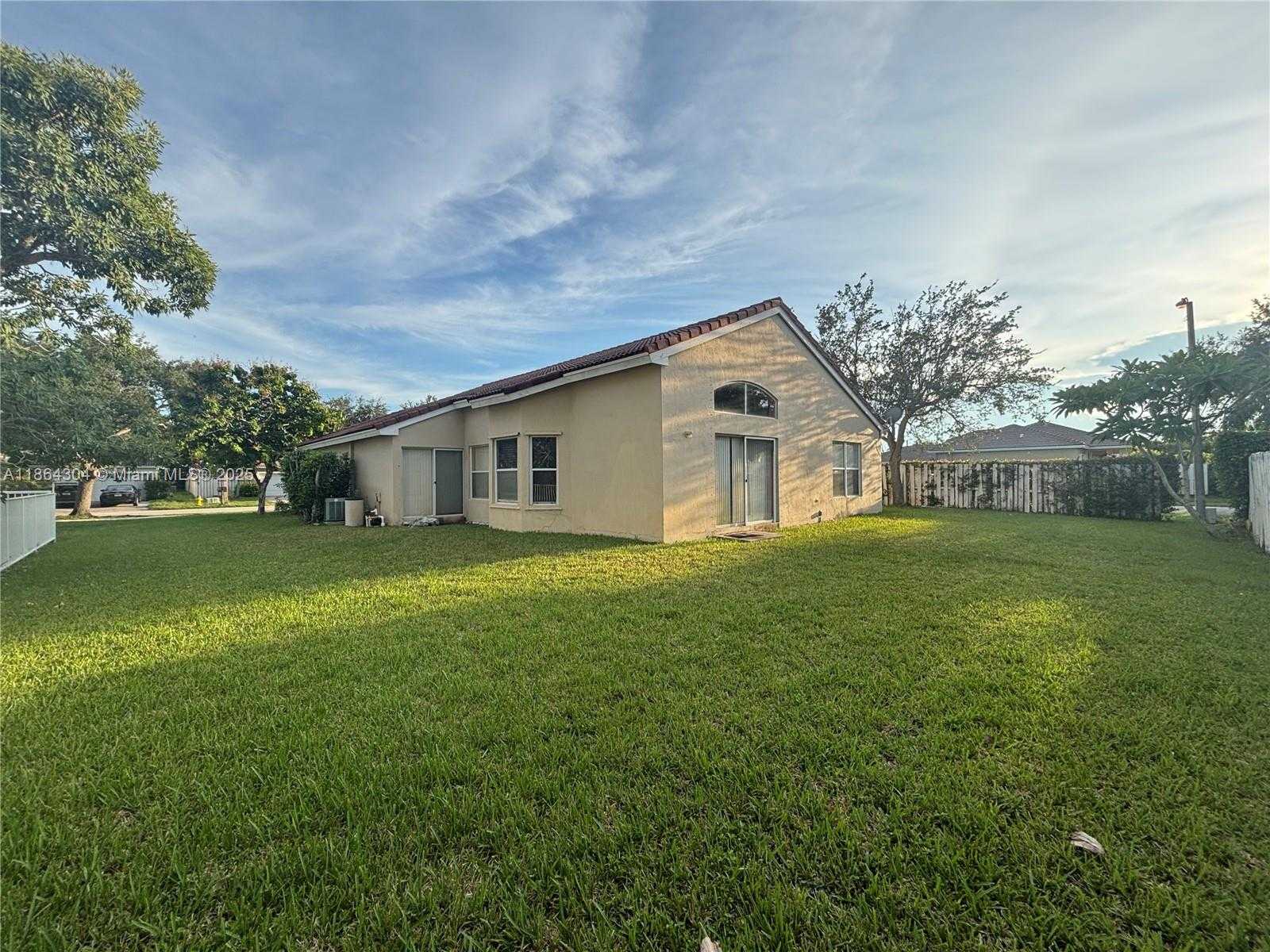 Small Image of 18581 NORTH WEST 23RD ST, Pembroke Pines Number 31