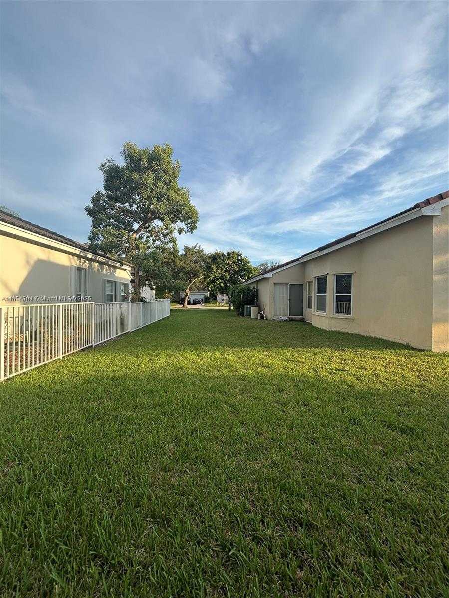Small Image of 18581 NORTH WEST 23RD ST, Pembroke Pines Number 33