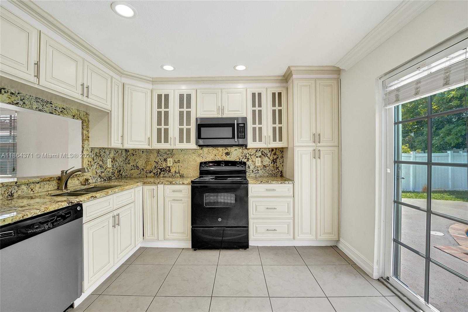 Small Image of 9950 SOUTH WEST 12TH ST, Pembroke Pines Number 17