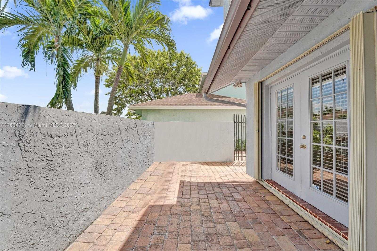 Small Image of 9950 SOUTH WEST 12TH ST, Pembroke Pines Number 4