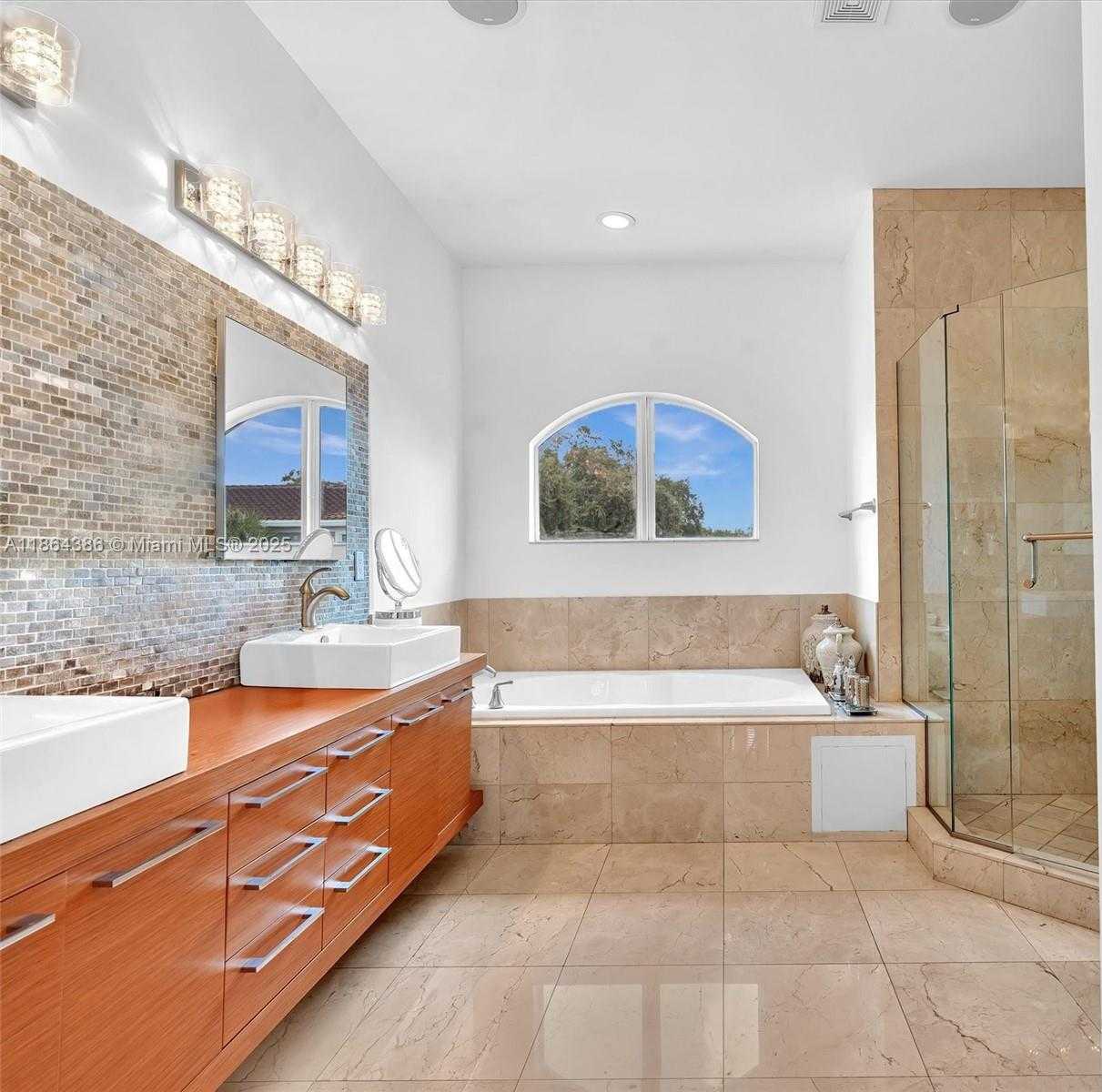 Small Image of 3521 FOREST VIEW CIR, Fort Lauderdale Number 19