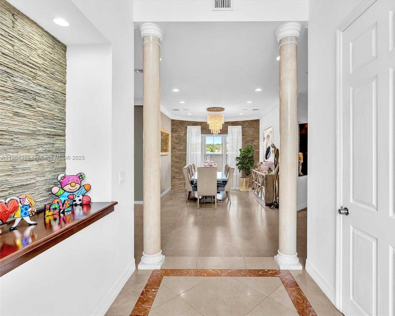 Small Image of 3521 FOREST VIEW CIR, Fort Lauderdale Number 2