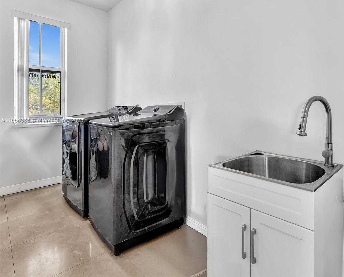 Small Image of 3521 FOREST VIEW CIR, Fort Lauderdale Number 28