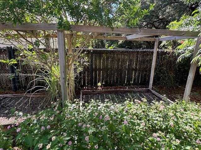 Small Image of 9945 WEST TREE TOPS COURT, Davie Number 14