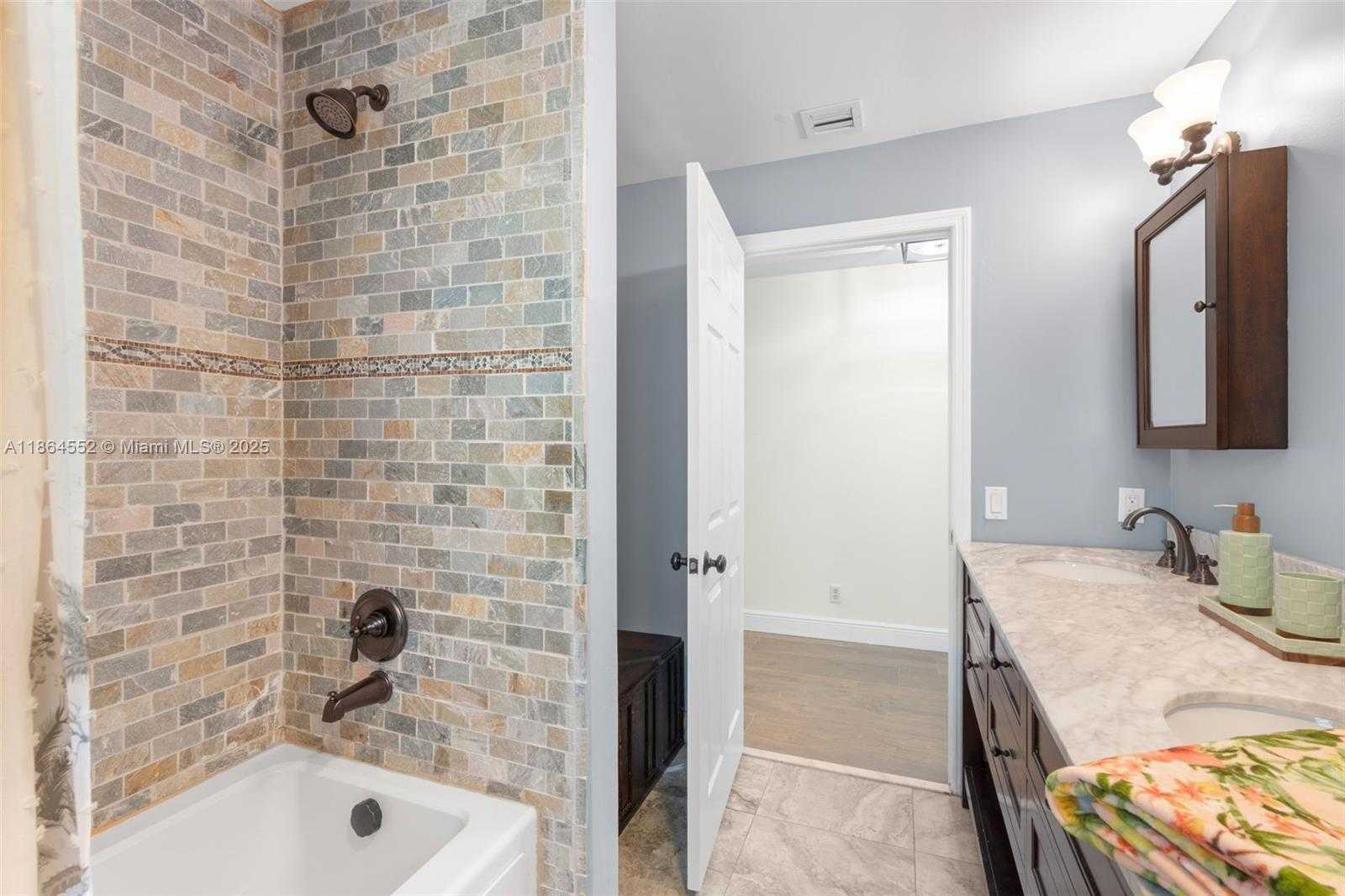 Small Image of 9945 WEST TREE TOPS COURT, Davie Number 46