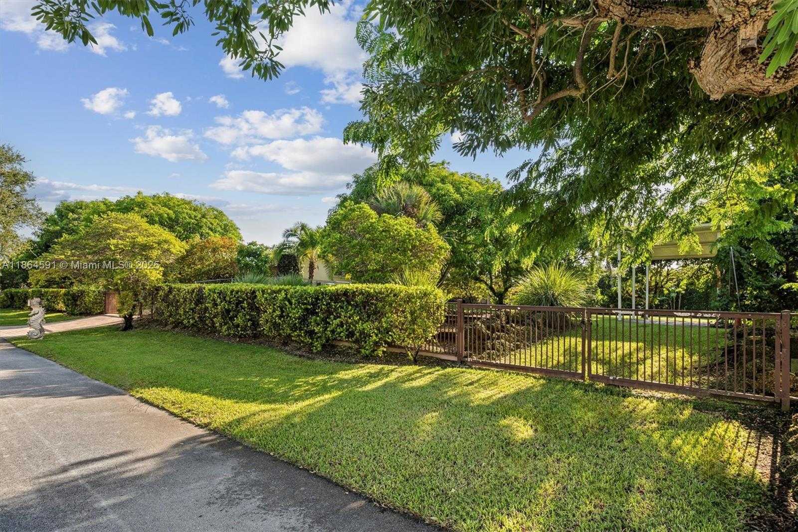 Small Image of 17625 SOUTH WEST 91ST AVE, Palmetto Bay Number 2