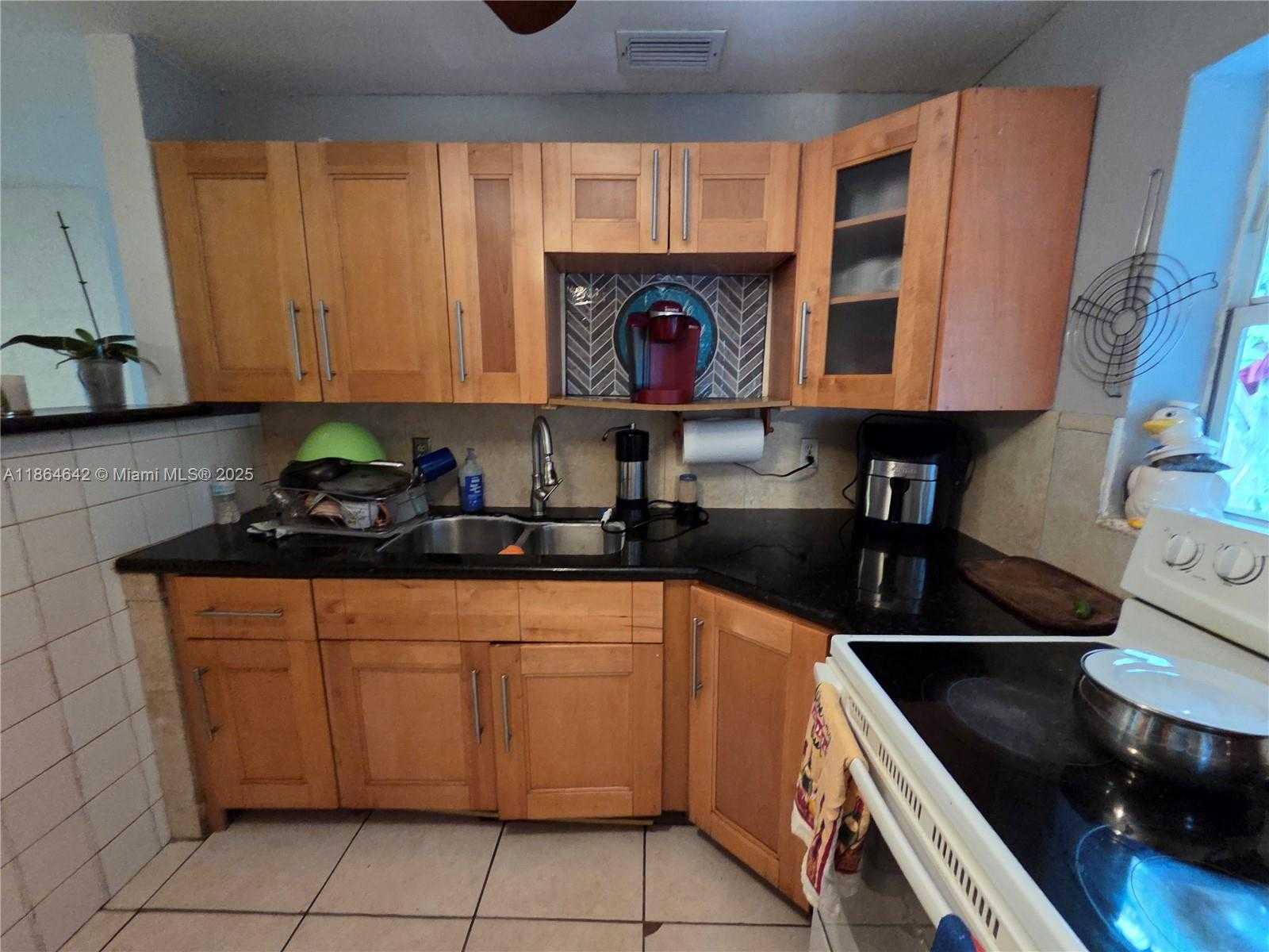 Small Image of 3433 SOUTH WEST 12TH PL, Fort Lauderdale Number 2