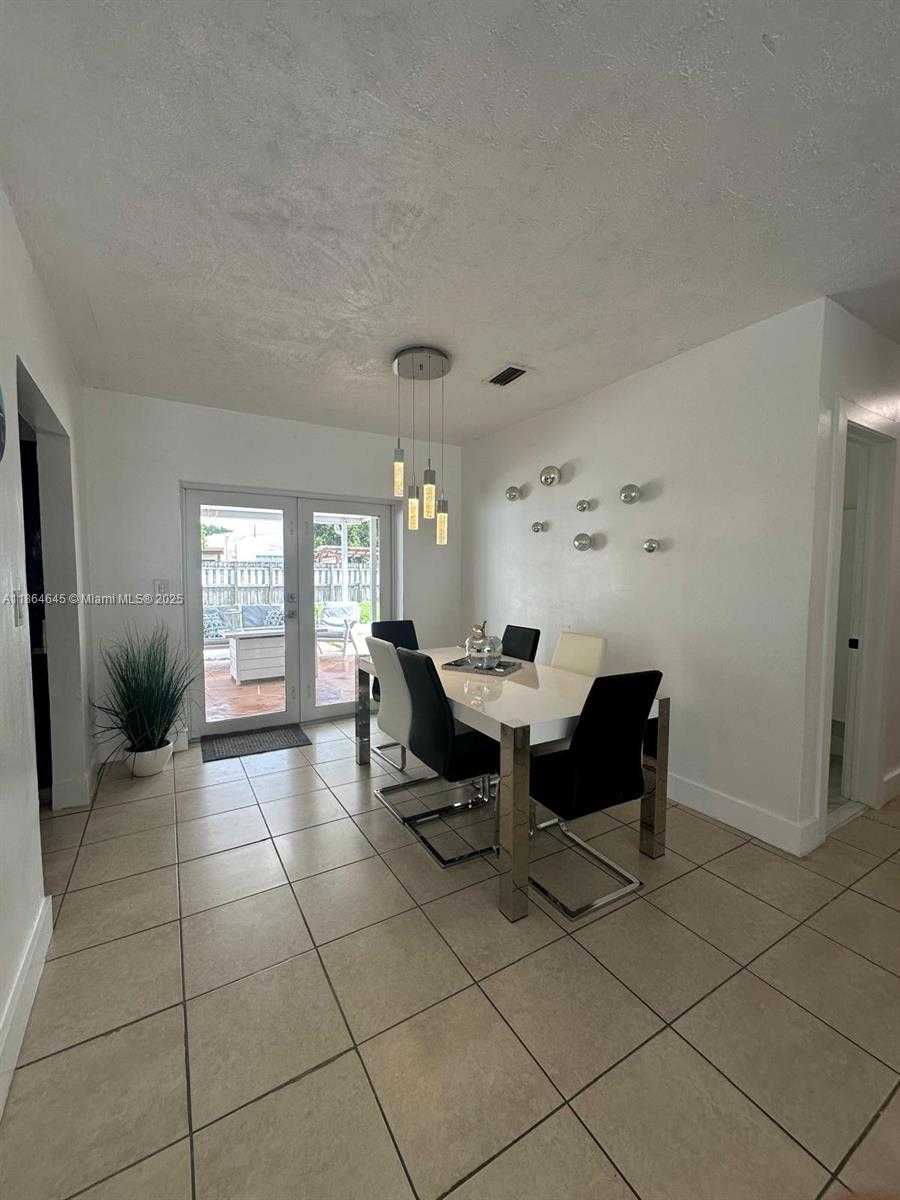 Small Image of Hollywood Number 17