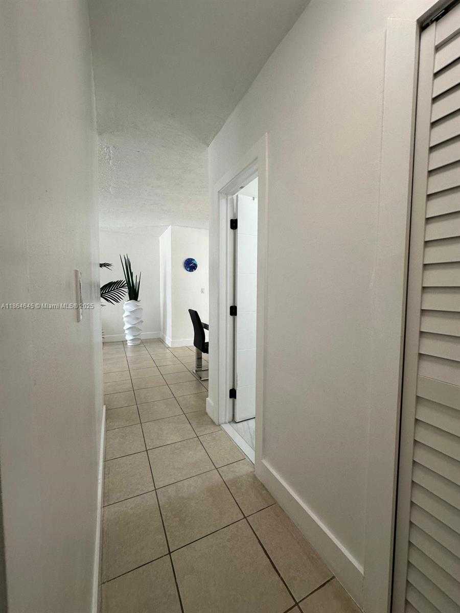 Small Image of Hollywood Number 20