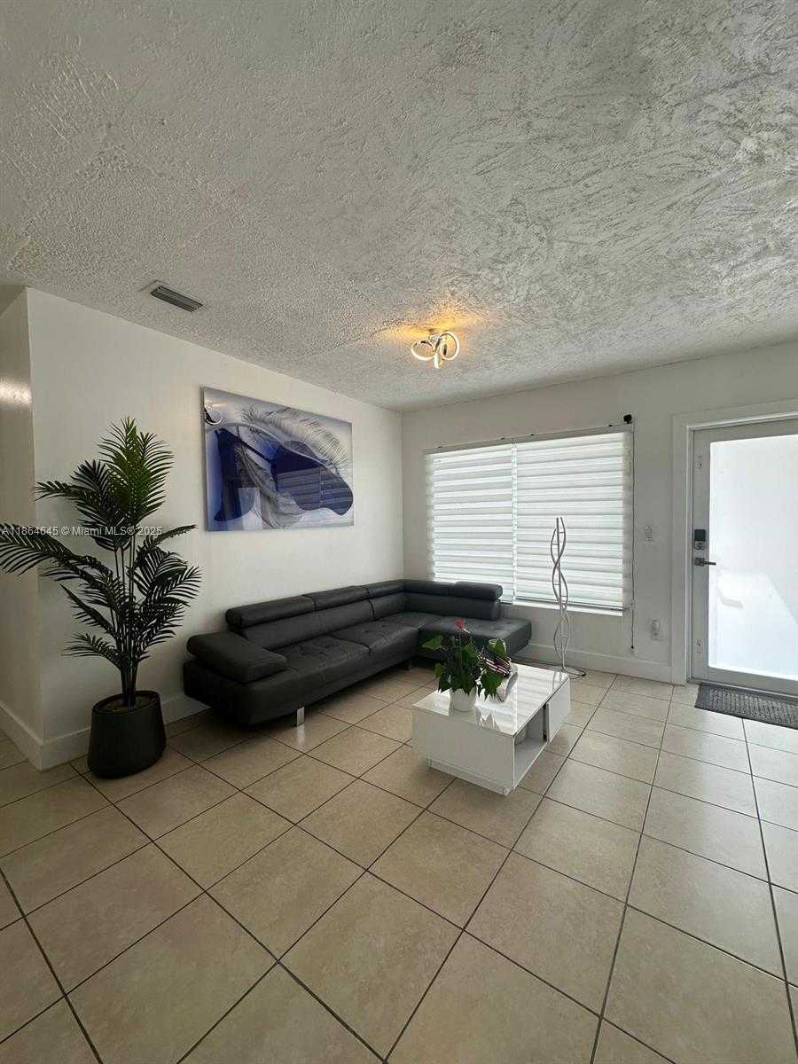 Small Image of Hollywood Number 5
