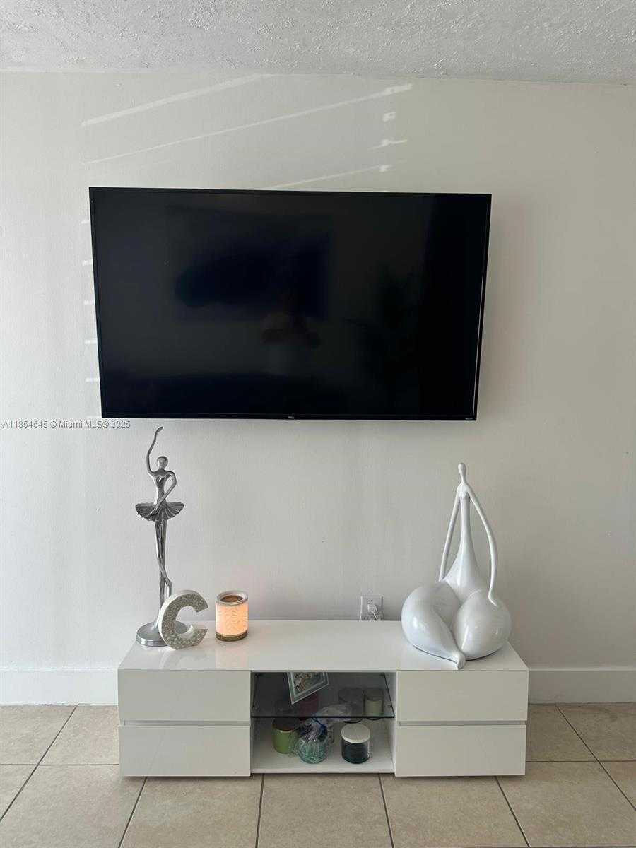Small Image of Hollywood Number 8