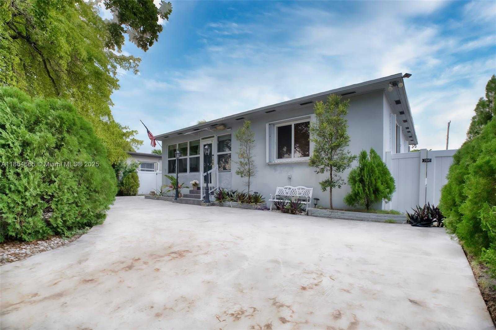 Small Image of 1923 DEWEY ST, Hollywood Number 2