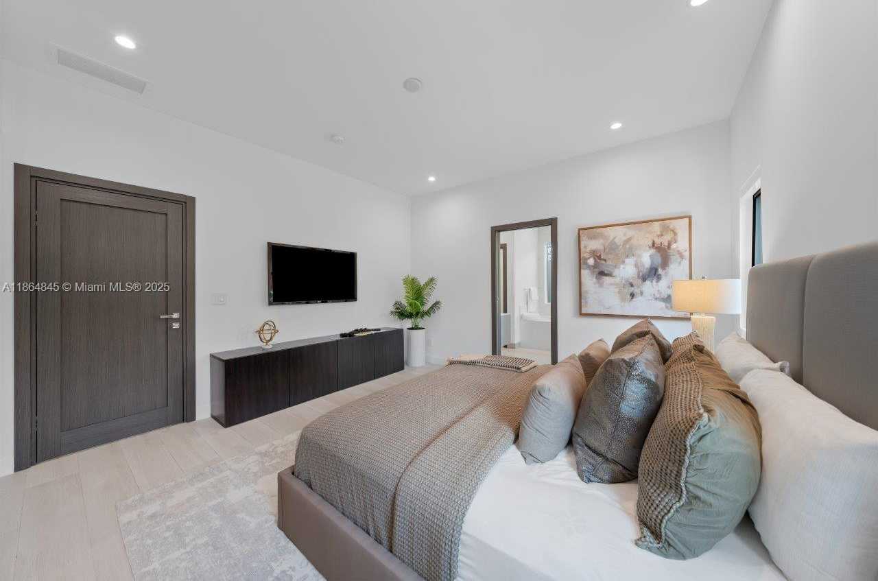 Small Image of 11675 NORTH EAST 20TH DR, North Miami Number 14