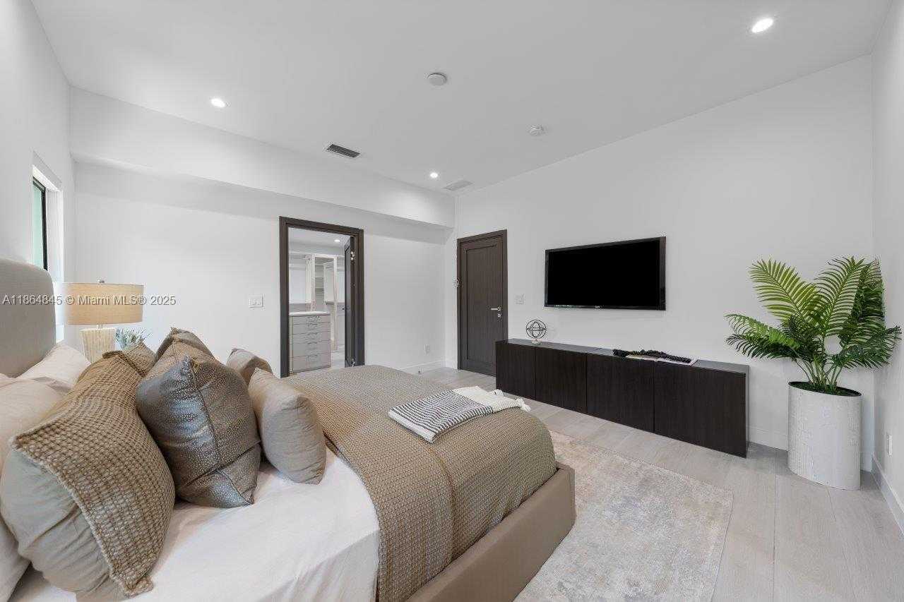 Small Image of 11675 NORTH EAST 20TH DR, North Miami Number 15