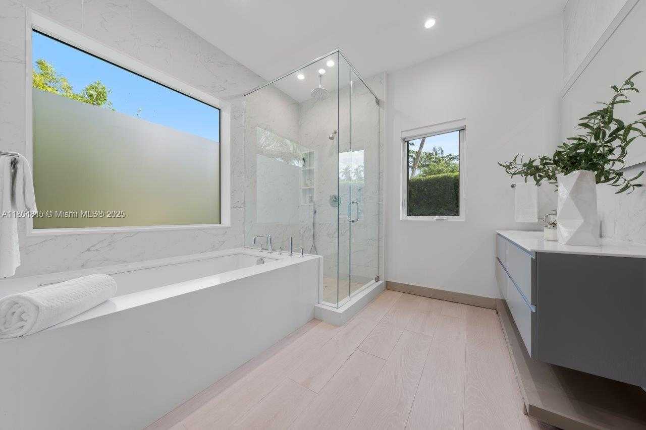 Small Image of 11675 NORTH EAST 20TH DR, North Miami Number 18