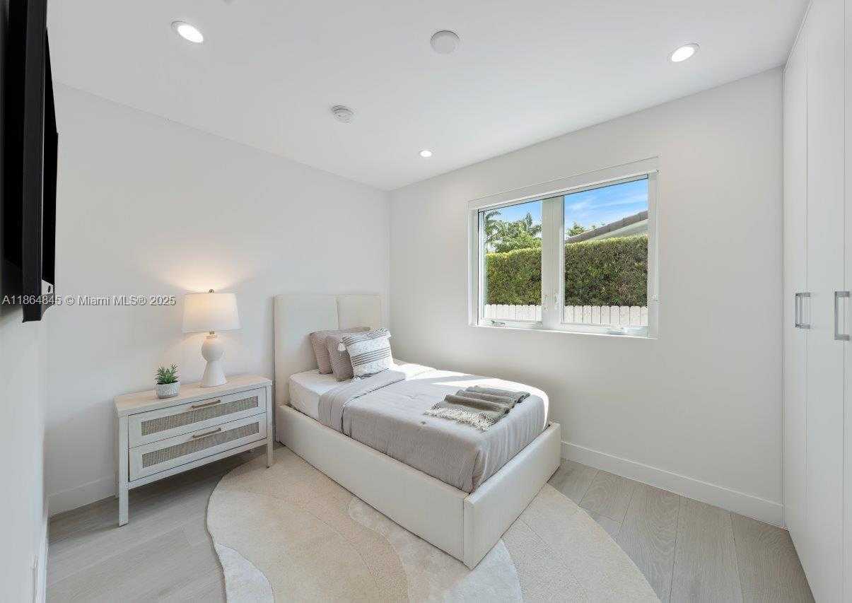 Small Image of 11675 NORTH EAST 20TH DR, North Miami Number 19