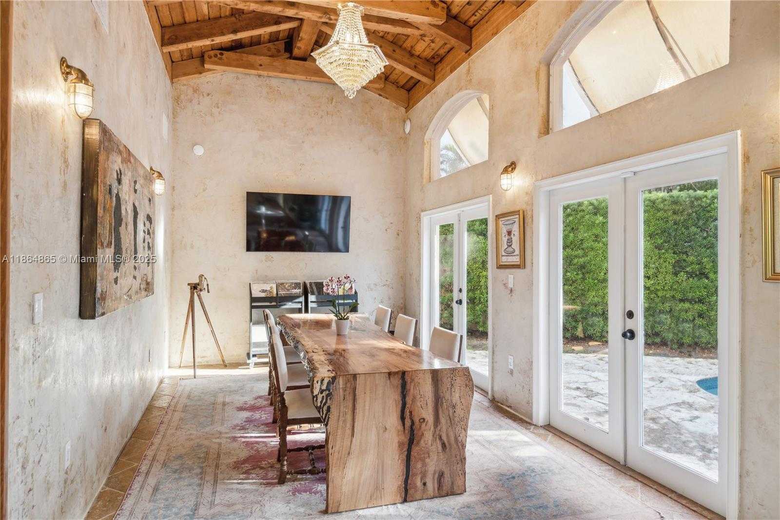 Small Image of 6350 PINETREE DR, Miami Beach Number 11