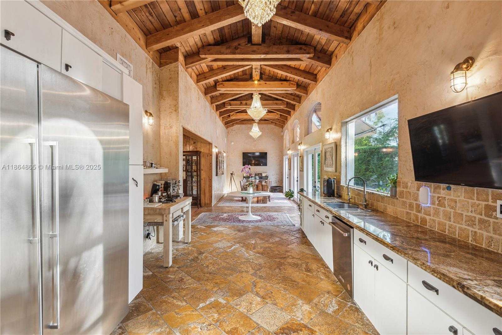 Small Image of 6350 PINETREE DR, Miami Beach Number 13