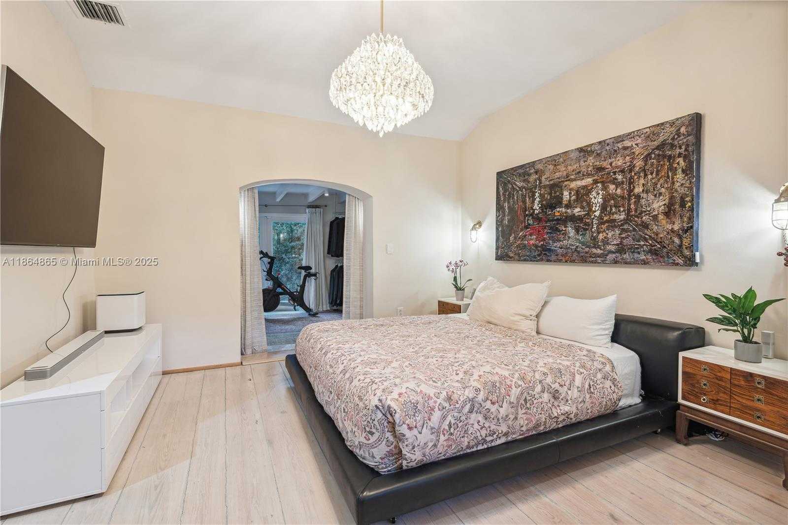 Small Image of 6350 PINETREE DR, Miami Beach Number 14