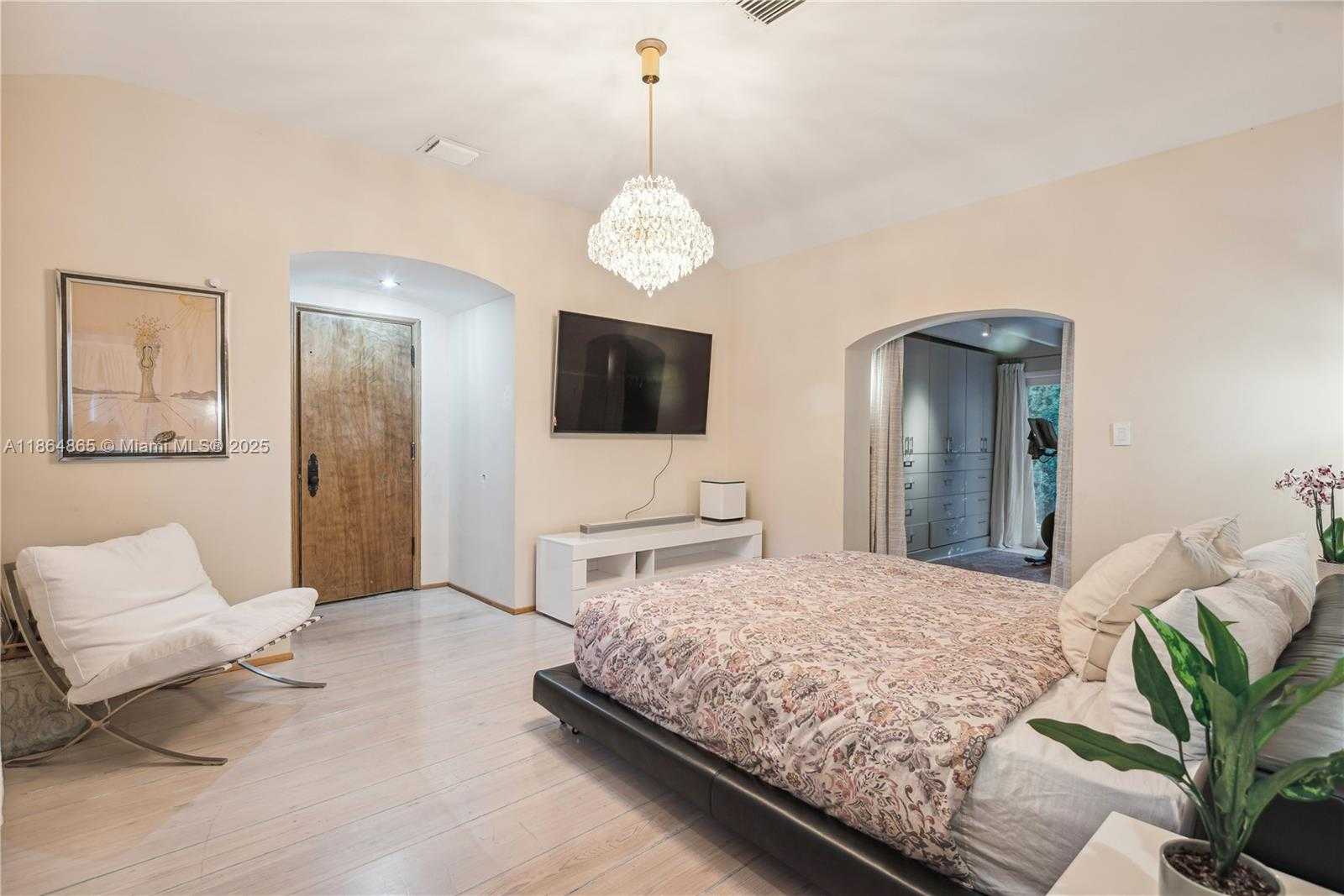 Small Image of 6350 PINETREE DR, Miami Beach Number 15